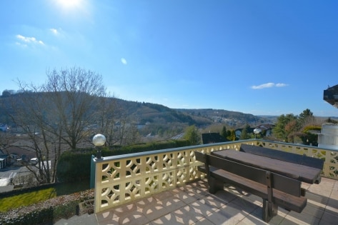 Wunderschn gelegener Bungalow mit Einliegerwohnung, Terrasse, Balkon, Garten, Garage, PV-Anlage und einmaligem Ausblick