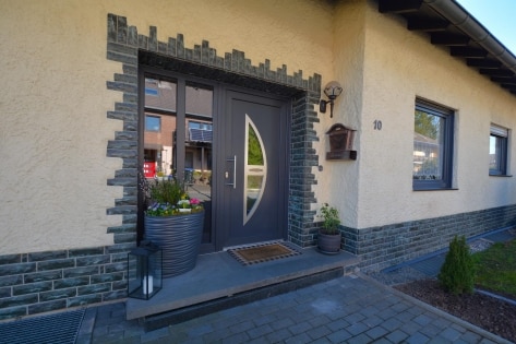   Wunderschn gelegener Bungalow mit Einliegerwohnung, Terrasse, Balkon, Garten, Garage, PV-Anlage und einmaligem Ausblick