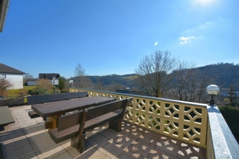   Wunderschn gelegener Bungalow mit Einliegerwohnung, Terrasse, Balkon, Garten, Garage, PV-Anlage und einmaligem Ausblick