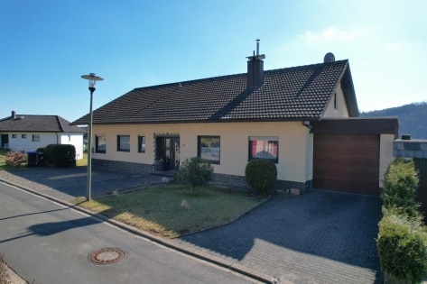   Wunderschn gelegener Bungalow mit Einliegerwohnung, Terrasse, Balkon, Garten, Garage, PV-Anlage und einmaligem Ausblick