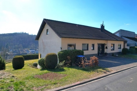   Wunderschn gelegener Bungalow mit Einliegerwohnung, Terrasse, Balkon, Garten, Garage, PV-Anlage und einmaligem Ausblick