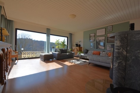   Wunderschn gelegener Bungalow mit Einliegerwohnung, Terrasse, Balkon, Garten, Garage, PV-Anlage und einmaligem Ausblick
