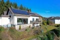   Wunderschn gelegener Bungalow mit Einliegerwohnung, Terrasse, Balkon, Garten, Garage, PV-Anlage und einmaligem Ausblick