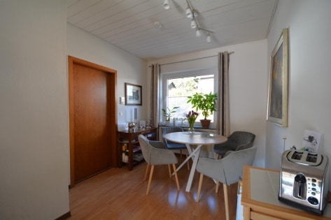   Wunderschn gelegener Bungalow mit Einliegerwohnung, Terrasse, Balkon, Garten, Garage, PV-Anlage und einmaligem Ausblick