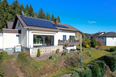   Wunderschn gelegener Bungalow mit Einliegerwohnung, Terrasse, Balkon, Garten, Garage, PV-Anlage und einmaligem Ausblick