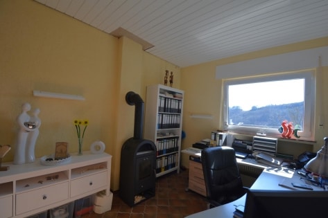   Wunderschn gelegener Bungalow mit Einliegerwohnung, Terrasse, Balkon, Garten, Garage, PV-Anlage und einmaligem Ausblick
