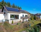   Wunderschn gelegener Bungalow mit Einliegerwohnung, Terrasse, Balkon, Garten, Garage, PV-Anlage und einmaligem Ausblick