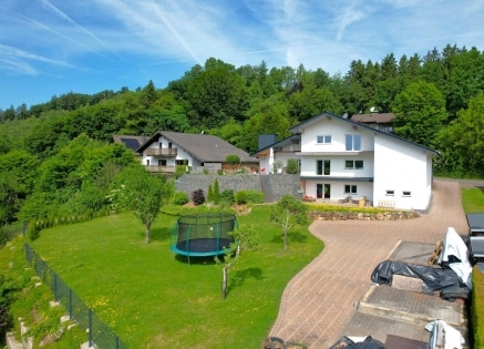 Wunderschn gelegenes, gerumiges Landhaus mit Terrasse, Balkon, Einliegerwohnung, Garage und einmaligem Ausblick