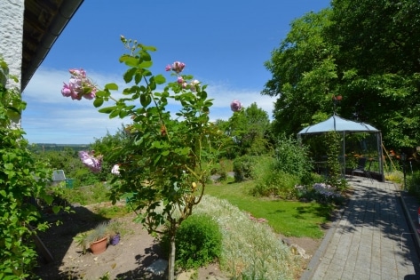 Wunderschn gelegenes, gerumiges Wohnhaus mit Terrasse und Garage auf groem Grundstck