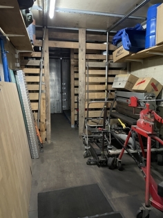 Zum Verkauf angeboten wird diese Gewerbehalle mit B�rogeb�ude und gro�z�giger Freifl�che