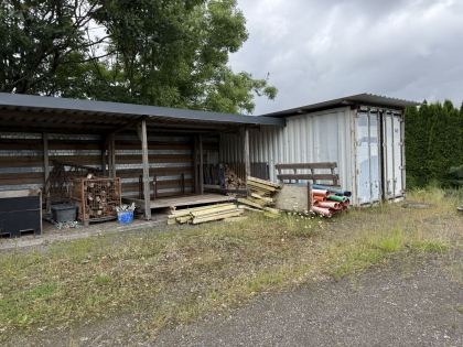 Zum Verkauf angeboten wird diese Gewerbehalle mit B�rogeb�ude und gro�z�giger Freifl�che