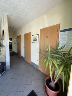 Zum Verkauf angeboten wird diese Gewerbehalle mit B�rogeb�ude und gro�z�giger Freifl�che