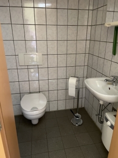 Zum Verkauf angeboten wird diese Gewerbehalle mit B�rogeb�ude und gro�z�giger Freifl�che