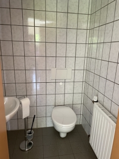 Zum Verkauf angeboten wird diese Gewerbehalle mit B�rogeb�ude und gro�z�giger Freifl�che