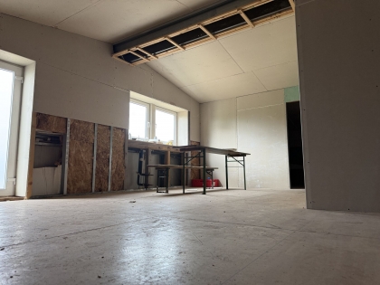 Zum Verkauf angeboten wird diese Gewerbehalle mit B�rogeb�ude und gro�z�giger Freifl�che