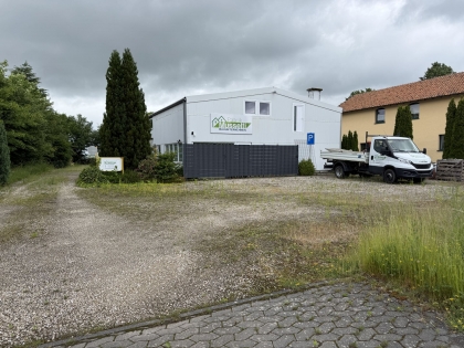 Zum Verkauf angeboten wird diese Gewerbehalle mit B�rogeb�ude und gro�z�giger Freifl�che