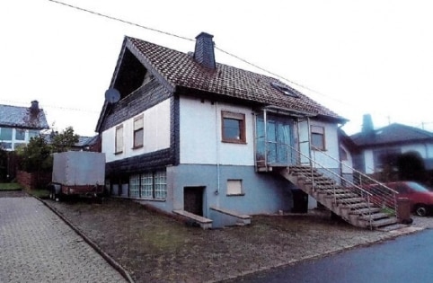 Zur Zwangsversteigerung steht dieses Einfamilienwohnhaus aus dem Jahre 1977 in der Hunsrckgemeinde Lieg