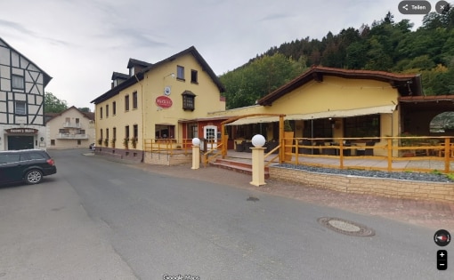 Zwangsversteigerung: Hotelgeb�ude mit Restaurant, Betriebswohnhaus und Nebengeb�ude in Waldbreitbach