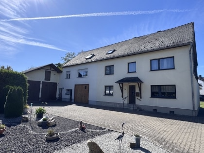 Zweifamilienhaus mit herrlichem Garten, gro�er Garage und viel Platz in Dommershausen-Dorweiler!