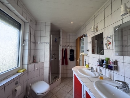 Zweifamilienhaus mit herrlichem Garten, gro�er Garage und viel Platz in Dommershausen-Dorweiler!