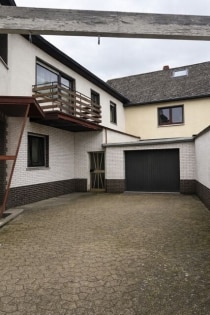 renovierungsbed�rftiges Einfamilienhaus mit Hof und Nebengeb�ude in M�lheim-K�rlich