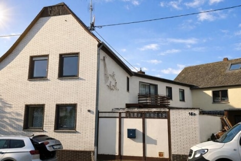 renovierungsbed�rftiges Einfamilienhaus mit Hof und Nebengeb�ude in M�lheim-K�rlich